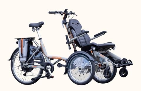 Vélo adapté Van Raam OPair, avec son siège passager avant à accoudoirs et la selle du pilote à l'arrière