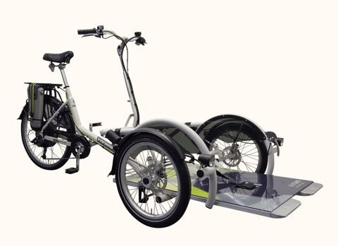 Vélo adapté Van Raam VeloPlus à trois roues, avec sa plateforme avant pour le fauteuil roulant et la selle du pilote à l'arrière